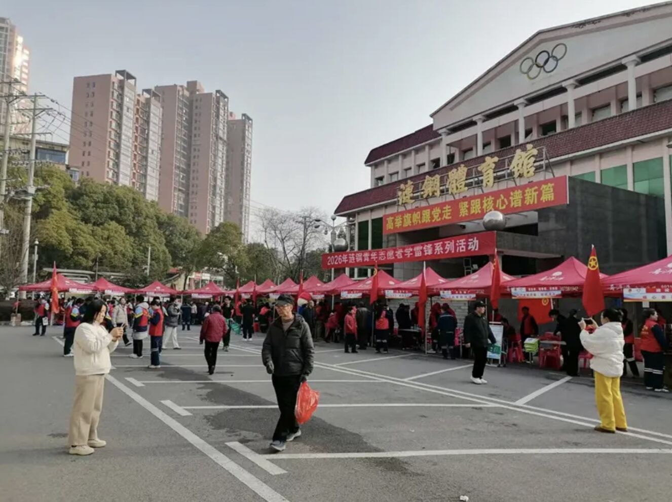 涟钢老年保健协会发展“学雷锋 见行动”义诊活动